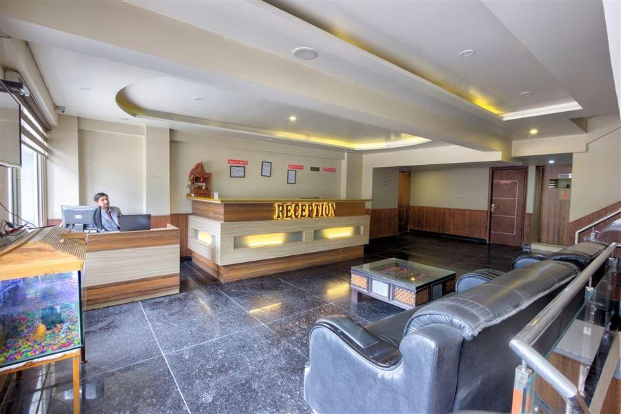 Hotel Neelam Manali Near Volvo Bus Stand Manali Exteriör bild